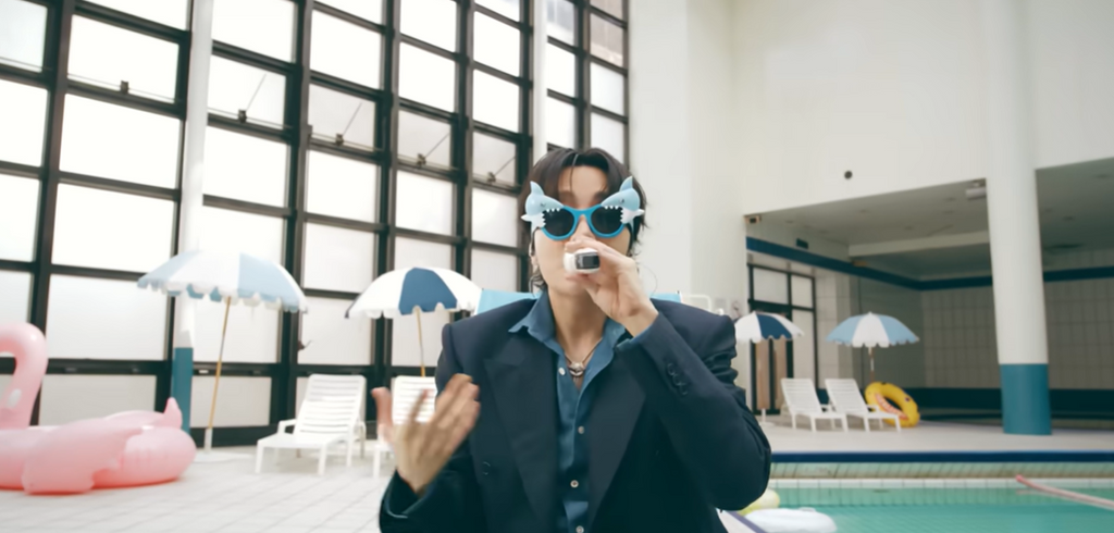 MV Swim (Swimming Pool ver) 2 Shark Toy Sunglasses + 1 random photocard included